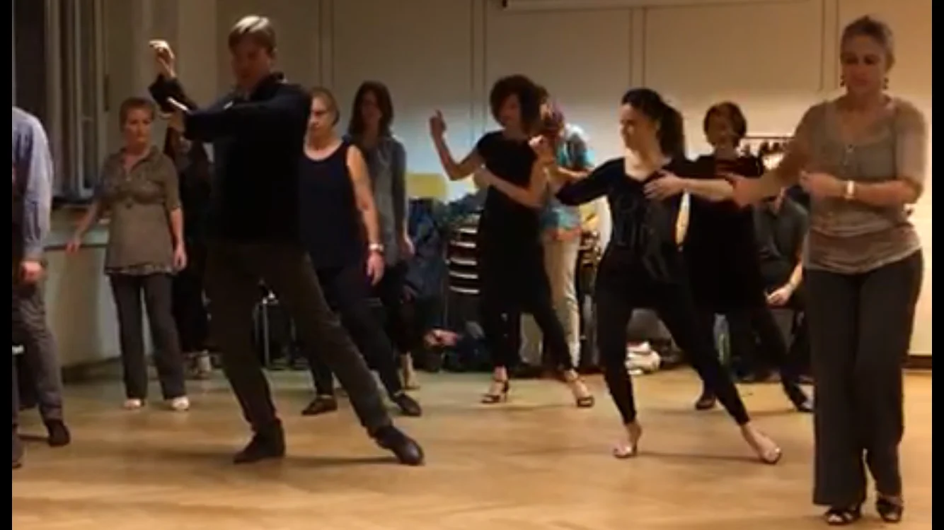 Shawn travaillant un mouvement avec un groupe nombreux composé notamment de nombreuses femmes