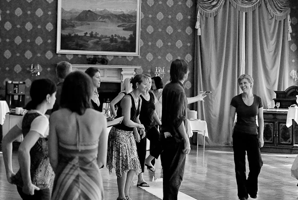 Shawn au milieu de danseuses souriantes pendant un atelier
