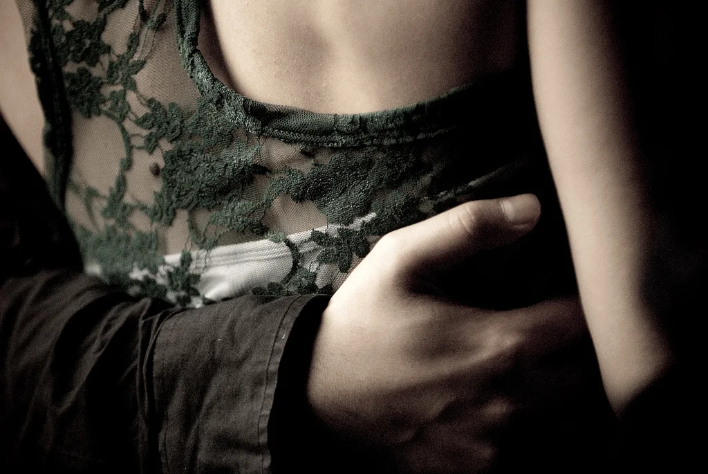 Détail du contact dans une étreinte de tango argentin, photographié par Shawn